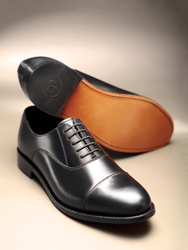 classic black oxford shoes